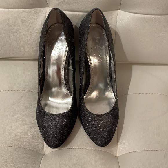 K&M Sparkly Stillettos. Silver 4” - Picture 2 of 7